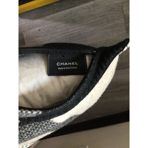 Chanel CC Reversible Throw Pillows in Black/Beige - Picture 4 of 6